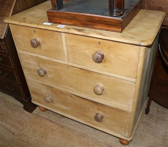 Stripped pine chest of drawers(-)